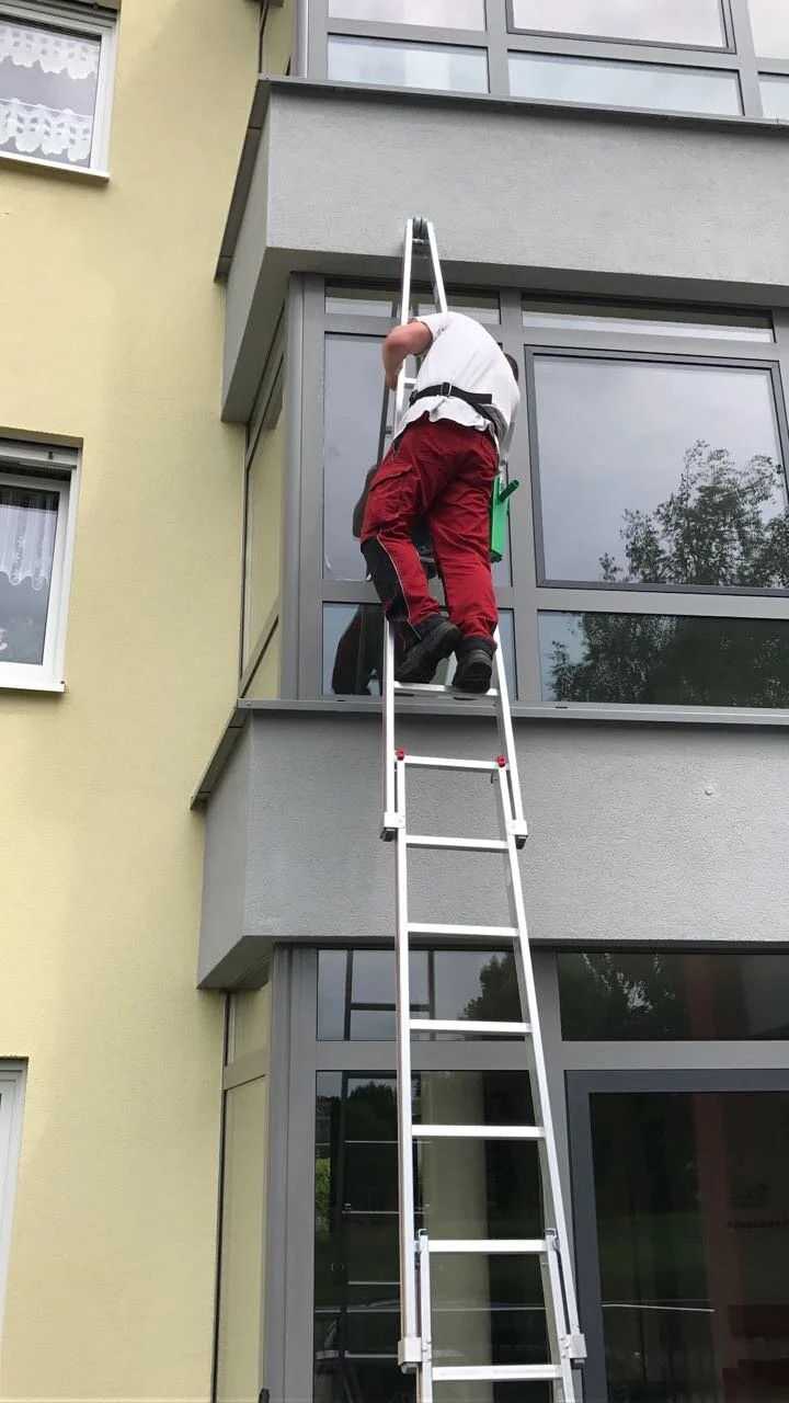 eine Person auf der Treppe